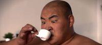 sumo-drinking-tea