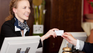 Do hotel card keys store guests' personal data?