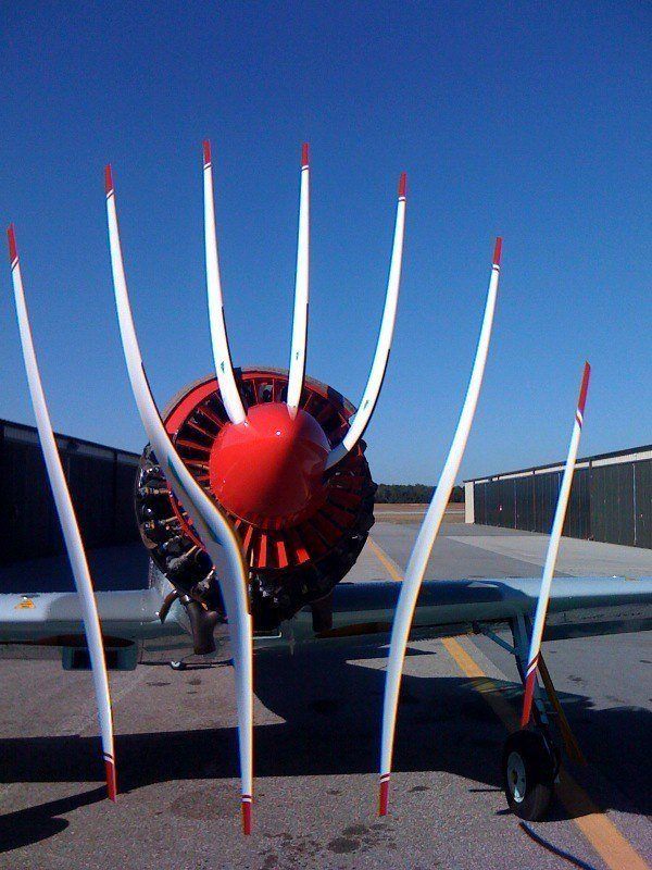 Rolling shutter effect when shooting an airplane propeller