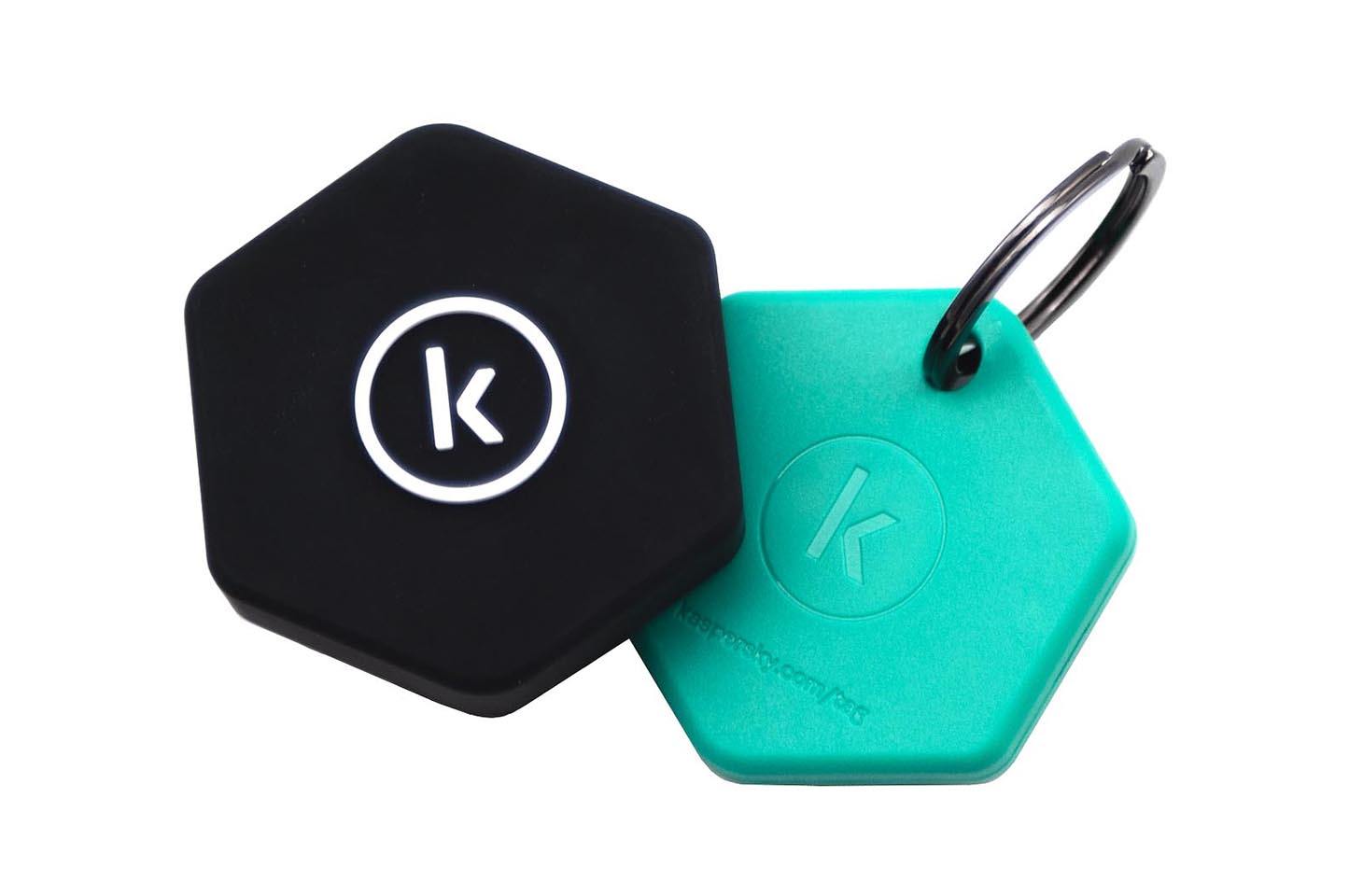 Умная метка Kaspersky Tag в фирменном зеленом цвете и черный силиконовый чехол для нее